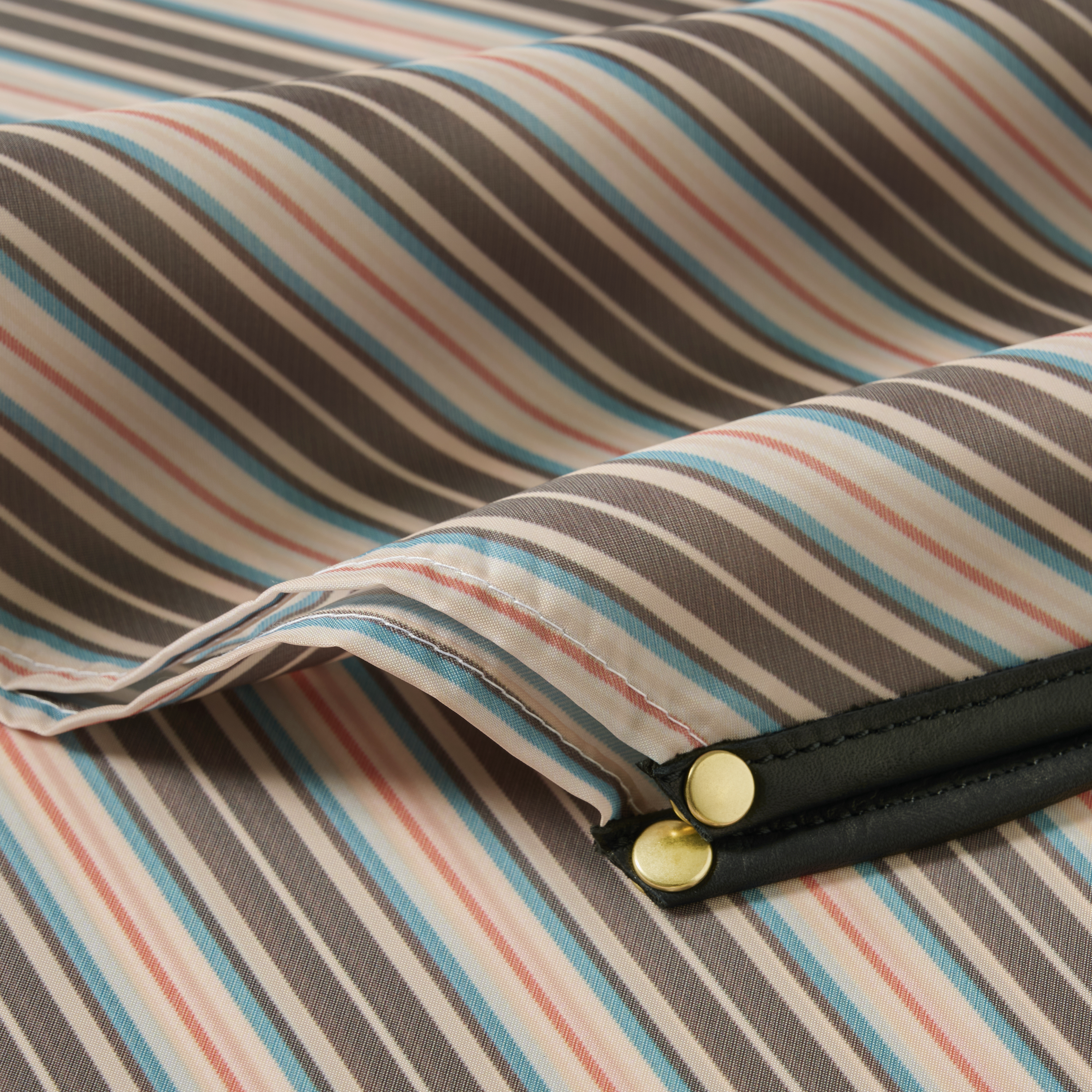 044“Classic Mocha Lounge”