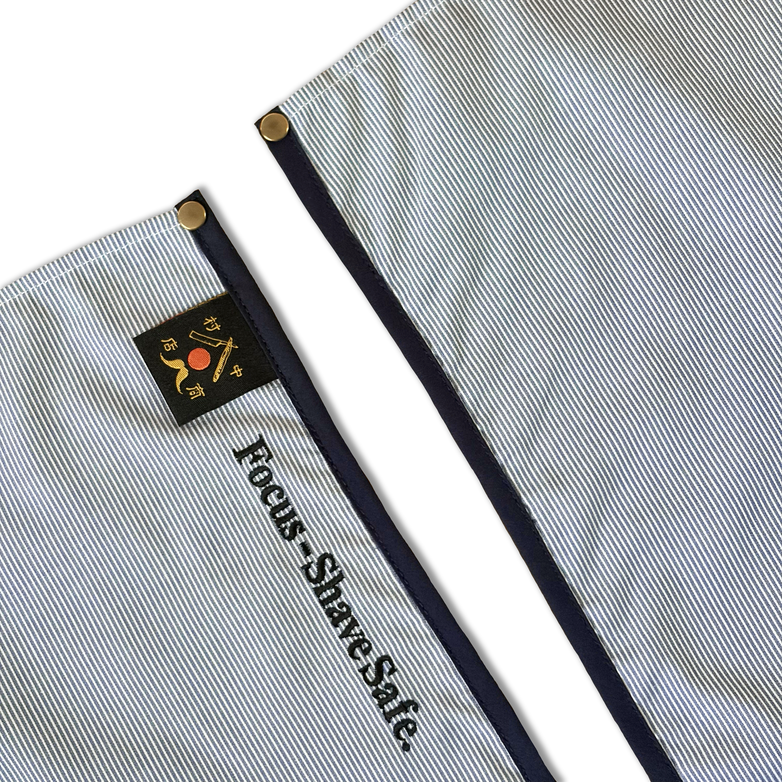 SC26-seersucker|襟元のディテール。中村商店の織りネームと「Focus - Shave Safe.」の刺繍|BarBer & Apparel 中村商店
