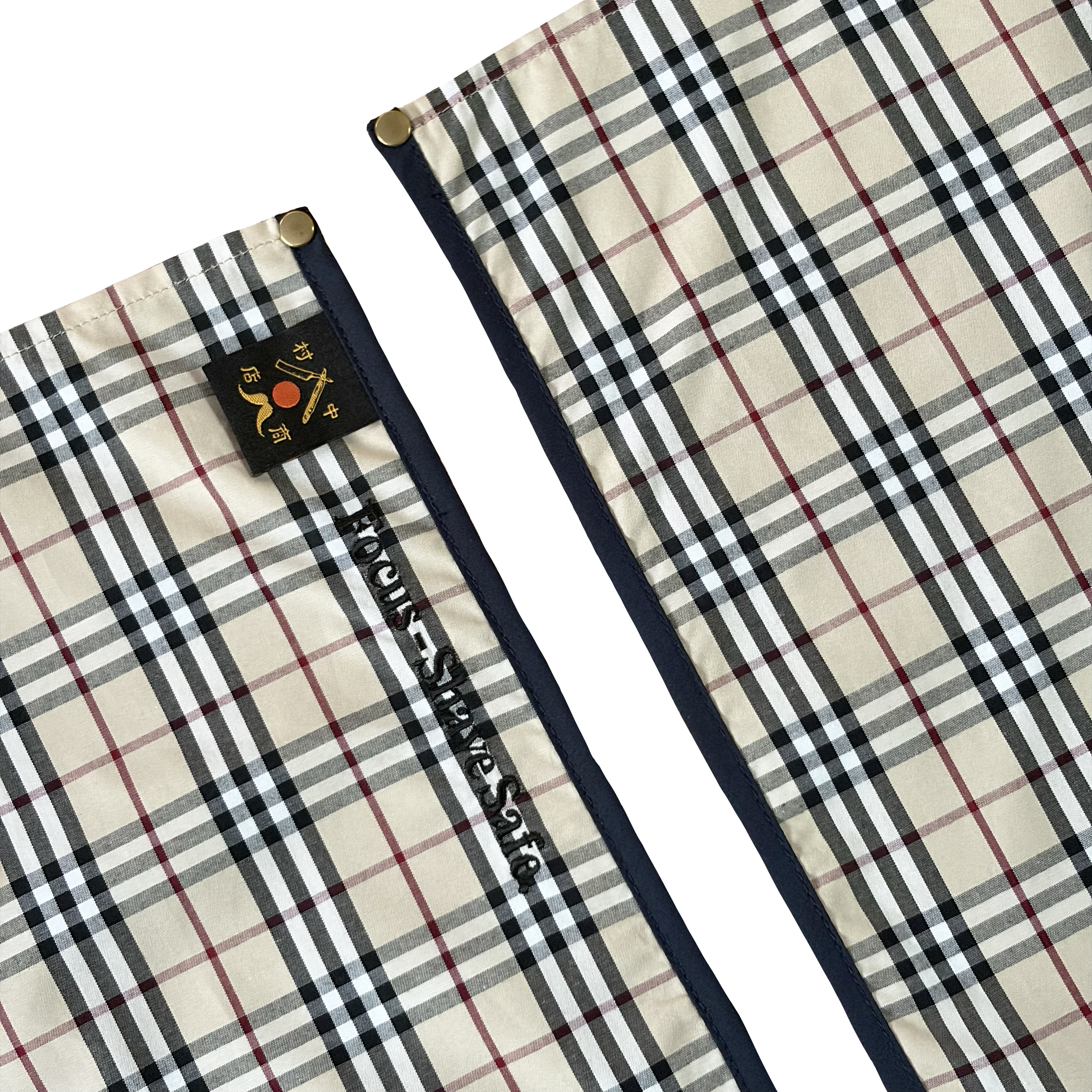 SC26-Bcheck|襟元のディテール。中村商店の織りネームと「Focus - Shave Safe.」の刺繍|BarBer & Apparel 中村商店