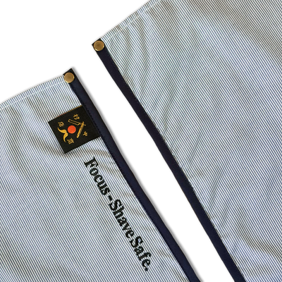 SC26-seersucker｜襟元のディテール。中村商店の織りネームと「Focus - Shave Safe.」の刺繍｜BarBer & Apparel 中村商店