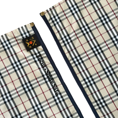 SC26-Bcheck｜襟元のディテール。中村商店の織りネームと「Focus - Shave Safe.」の刺繍｜BarBer & Apparel 中村商店